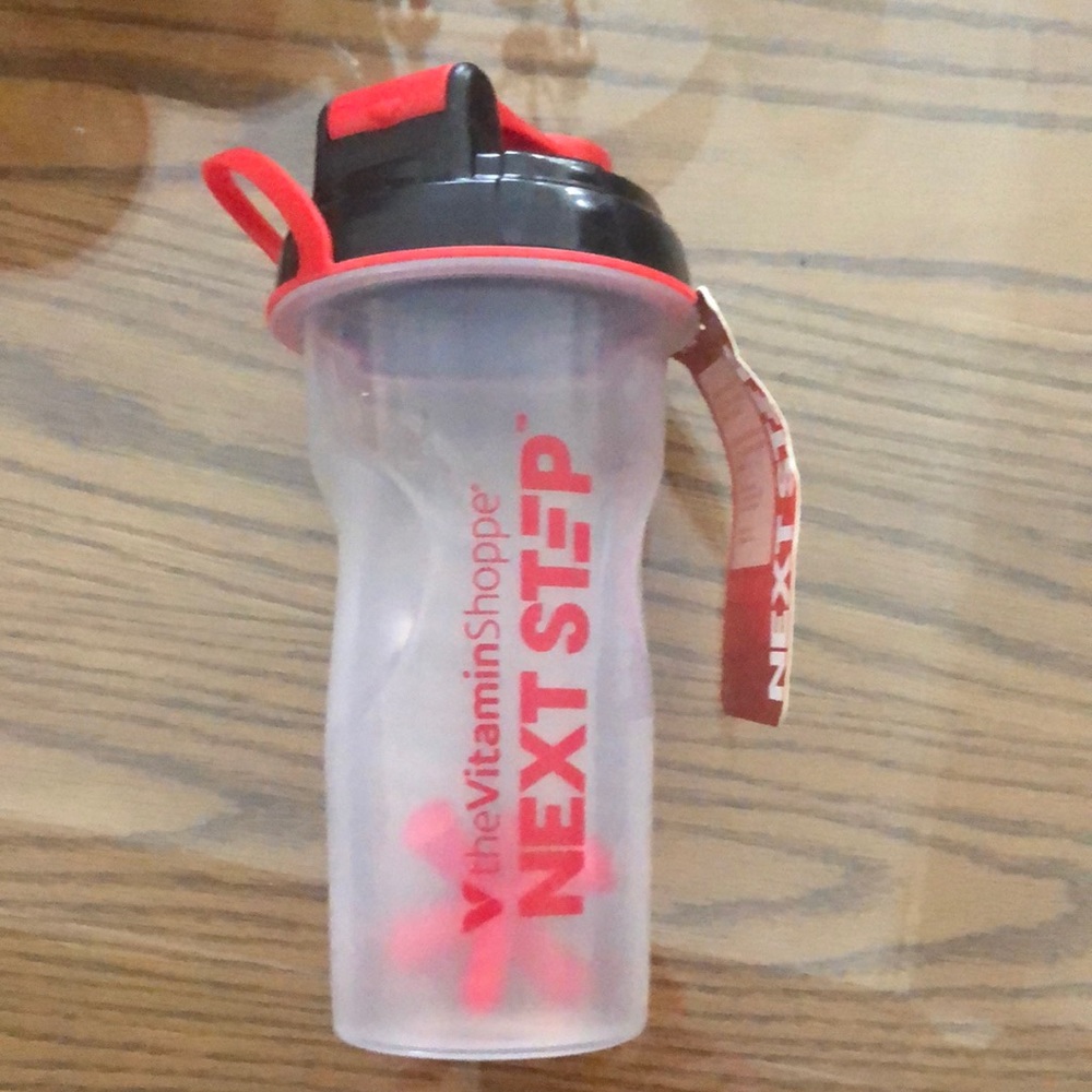 NWT The Vitamin Shoppe Next Step 28 oz Jaxx Shaker Cup with snap lid & handle